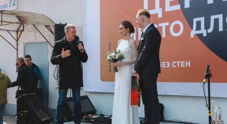 В Минске молодожены повенчались прямо на парковке. Вот почему