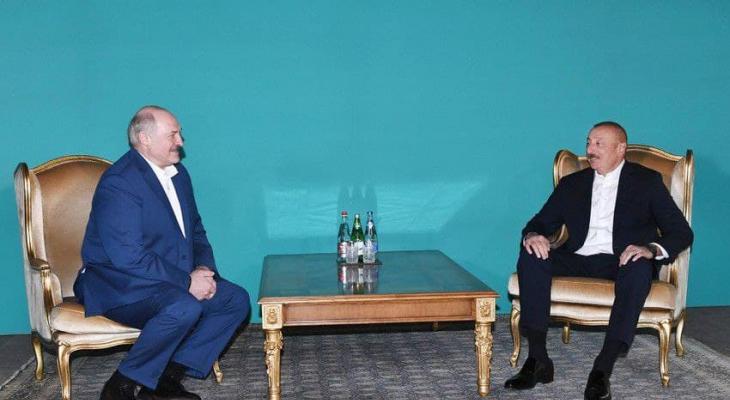 «Передали толстые стопки документов» — Алиев не отпускал Лукашенко с неформальной встречи 5 часов. Что обсуждали?