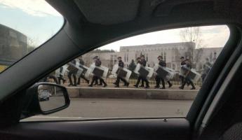 Минчане заметили на улицах множество силовиков со щитами. В МВД рассказали, что происходит
