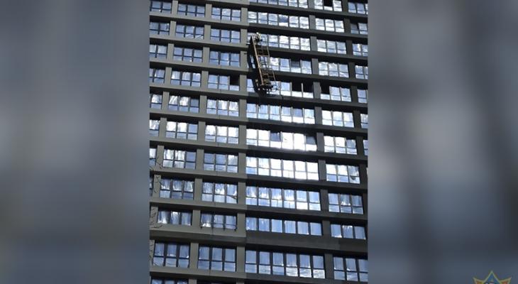 В Минске на 18-м этаже оборвалась строительная люлька. Один рабочий выжил