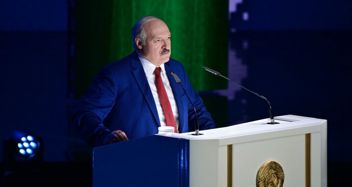 «Я же диктатор, мне трудно понимать демократию» — Лукашенко пообещал принять закон о «гражданском обществе». Зачем?